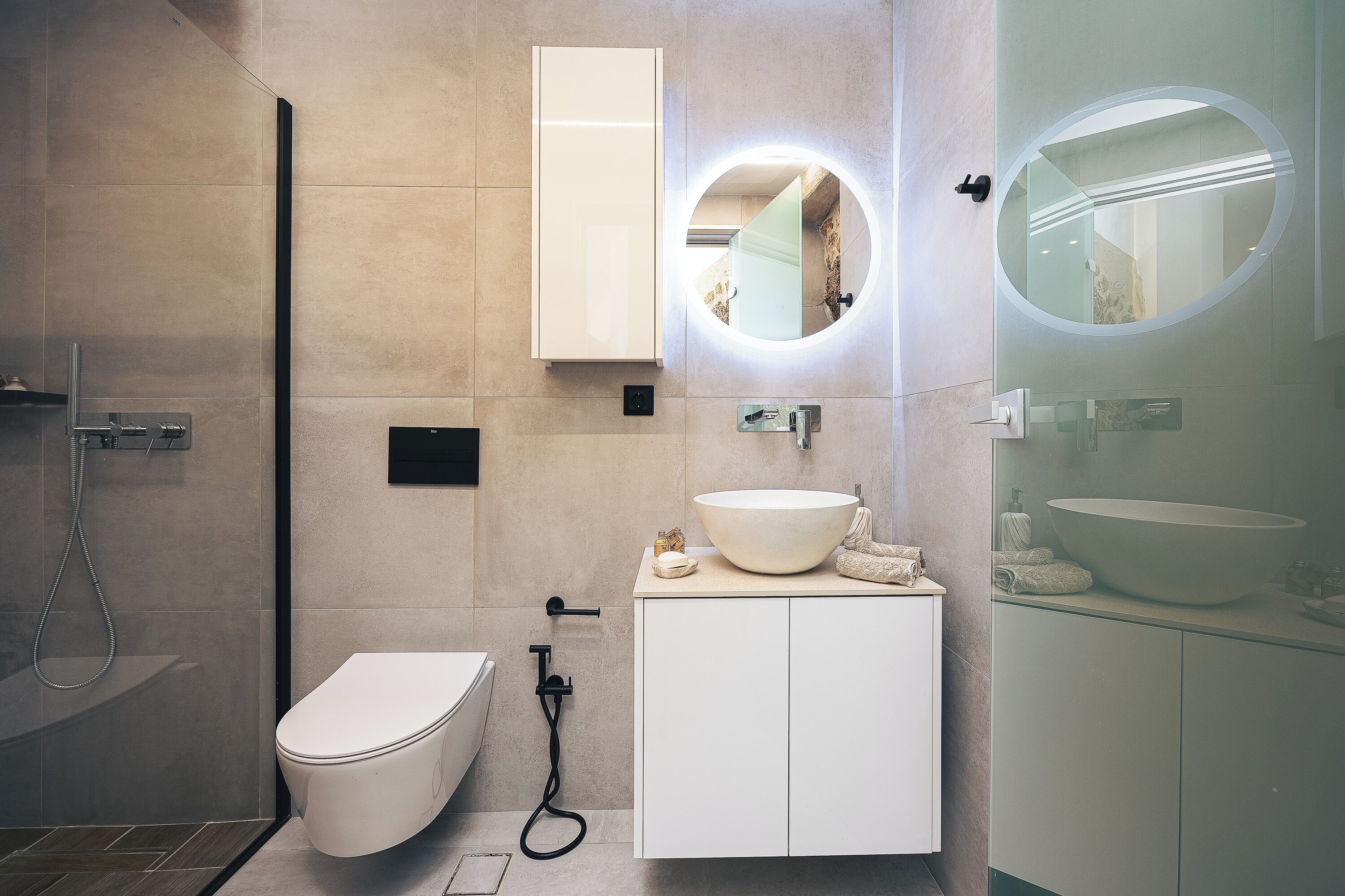 Habitación básica doble | Baño | Regadera, secadora de cabello, toallas, jabón 