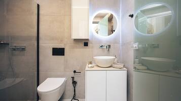 Habitación básica doble | Baño | Regadera, secadora de cabello, toallas, jabón