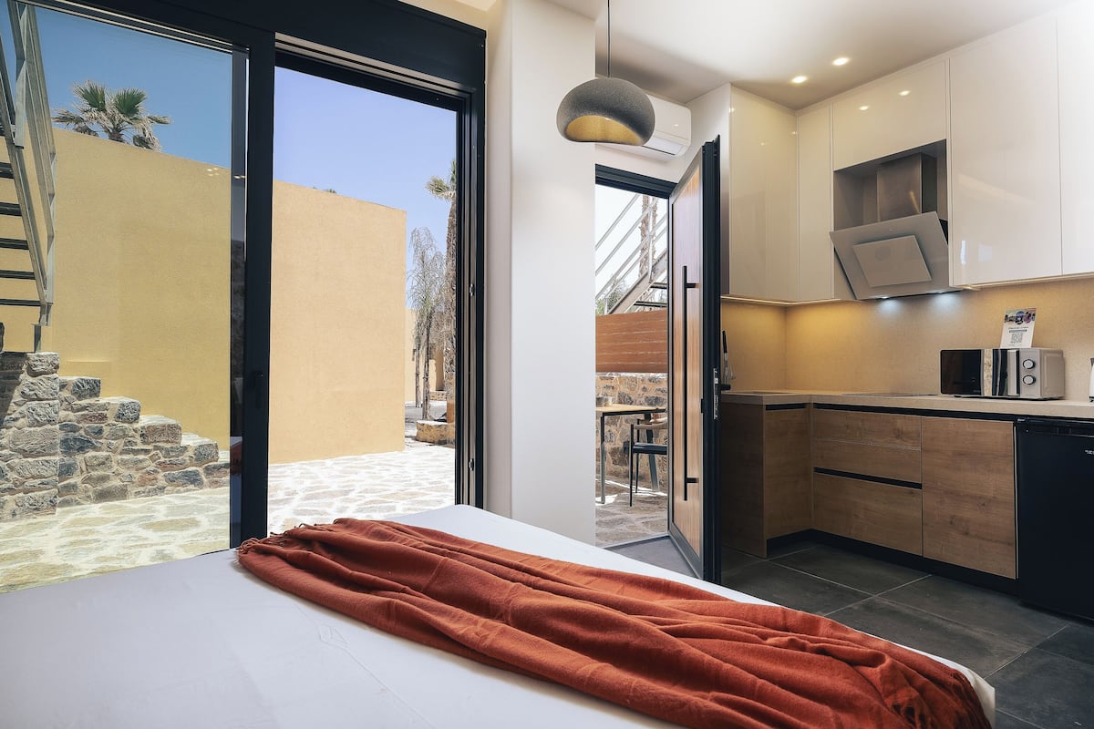 Basic Double Room | Private kitchen | Microwave, oven, stovetop, cookware/dishes/utensils