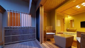Una habitación japonesa tradicional con suelo de tatami, una mesa baja y una silla tejida.