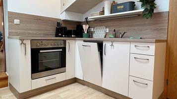 Four, plaque de cuisson, lave-vaisselle, cafetiĂšre/bouilloire