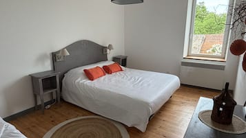 Travel cot, free WiFi, bed sheets