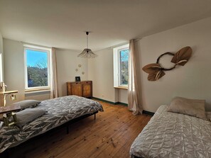 Berço de viagem, Wi-Fi de cortesia, roupa de cama
