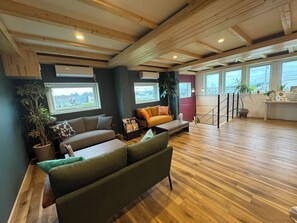 Living area - Hotel Villa The Room E-sports & Resort (Tsukuba)