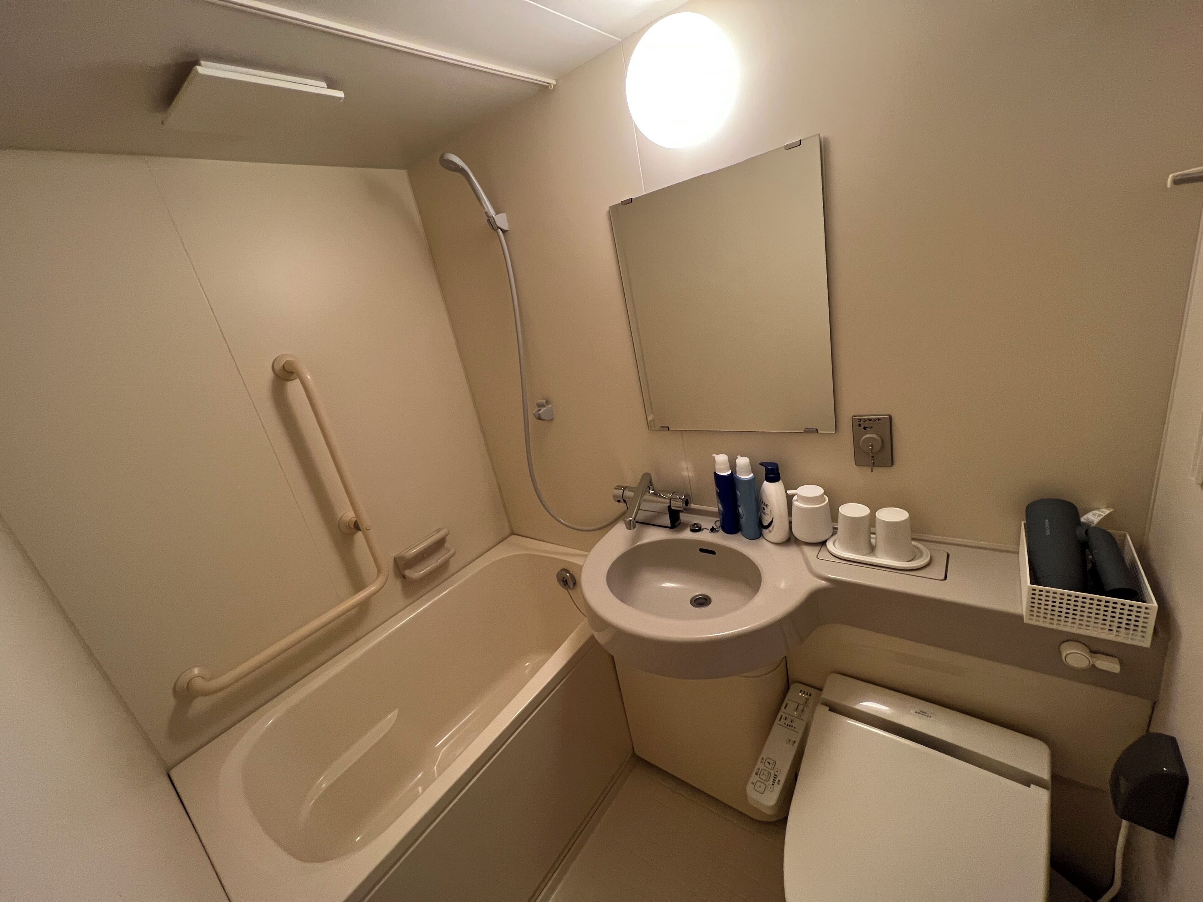 Un baño con bañera, lavabo, inodoro y espejo.