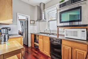 Private kitchen - 1 Bedroom Deluxe Main Street Downtown Liverpool Suite D (Liverpool)