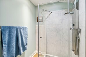 Bathroom - 1 Bedroom Deluxe Main Street Downtown Liverpool Suite D (Liverpool)