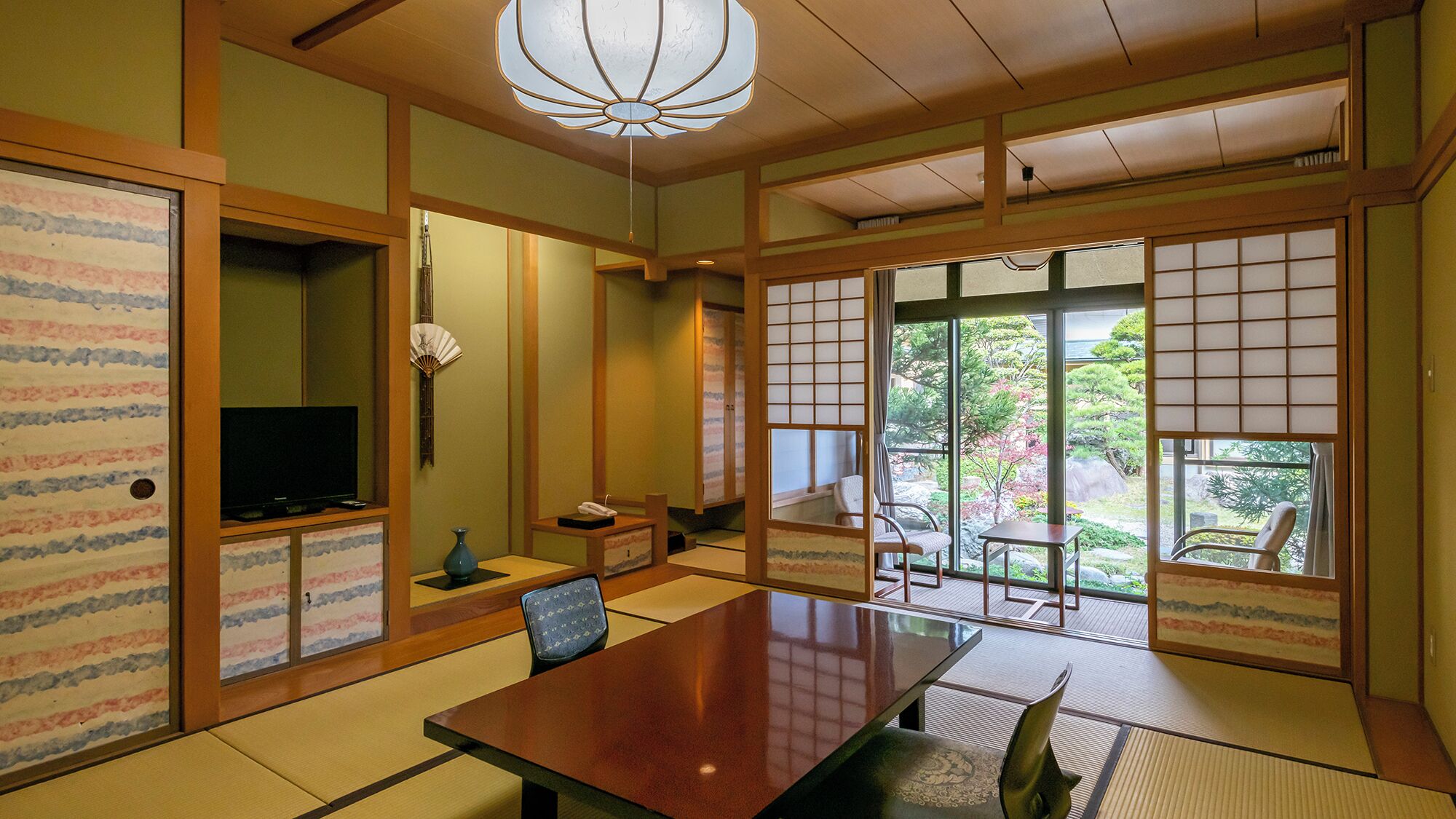 Um quarto em estilo japonês tradicional, com tatames, uma mesa baixa e portas deslizantes.