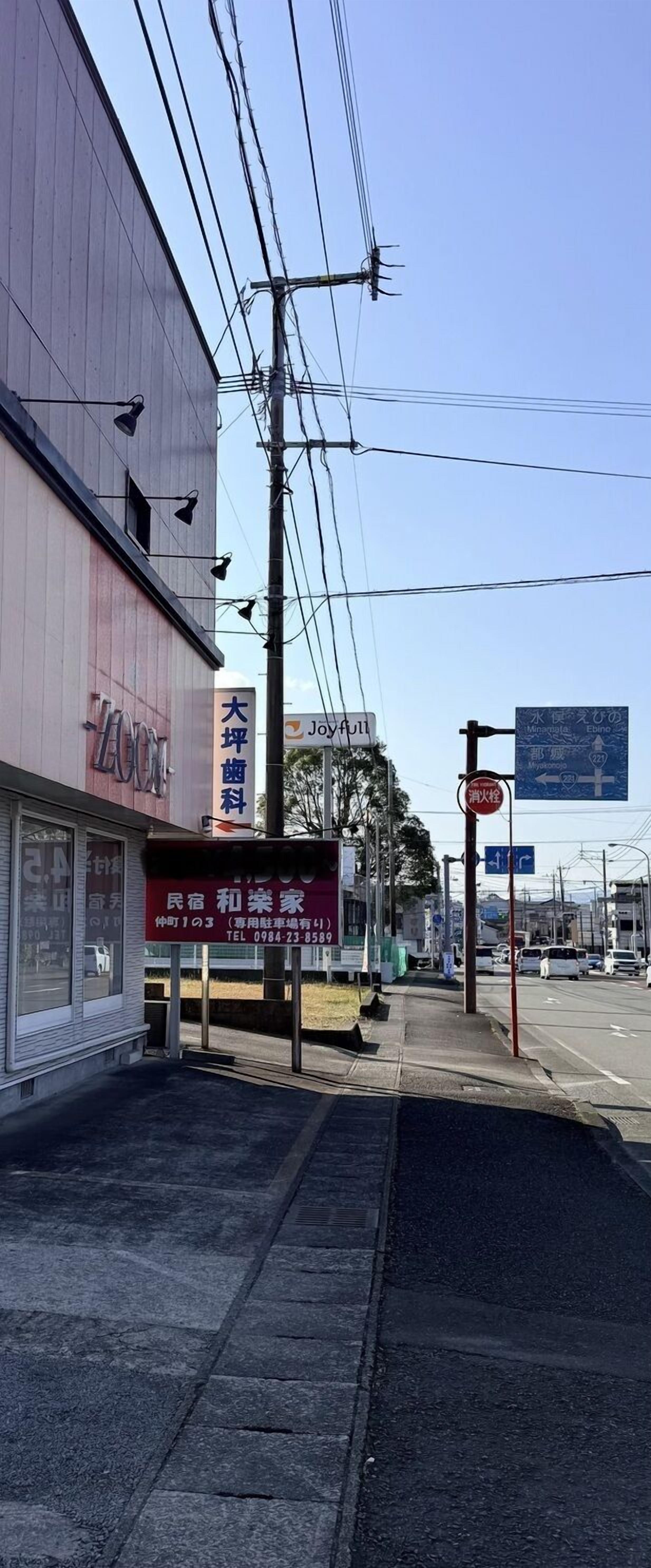 Un edificio con letreros de una farmacia y un restaurante.