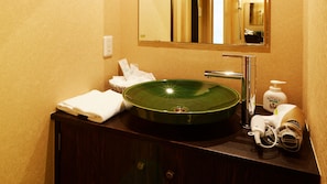 Bathroom - Rinn Shijo Takasegawa (Kyoto)
