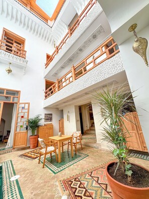 Outdoor dining - Amazing 6-bedroom riad with AC in charming Fes (Fes)