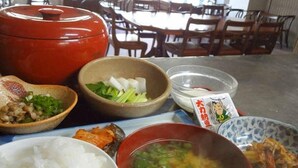 A table with various dishes, a red pot, and a bowl with a cartoon character. - Tairappyouchaya (Yuzawa)