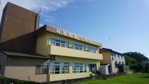 Een gebouw met twee verdiepingen, met een bord waarop 'Hotel Inn' staat.