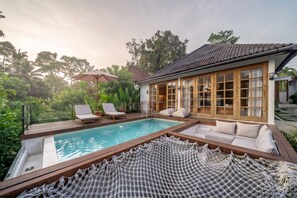 Una piscina al aire libre