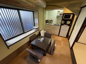 Fridge, microwave, stovetop, cookware/dishes/utensils - Kanon House (Kyoto)