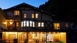 Un edificio con una cafetería llamada 'Maruta' y un restaurante llamado 'Maruta House'.