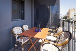 Outdoor dining - City Rail Pulse Modern Design w Balcony (Tel Aviv-Yafo)