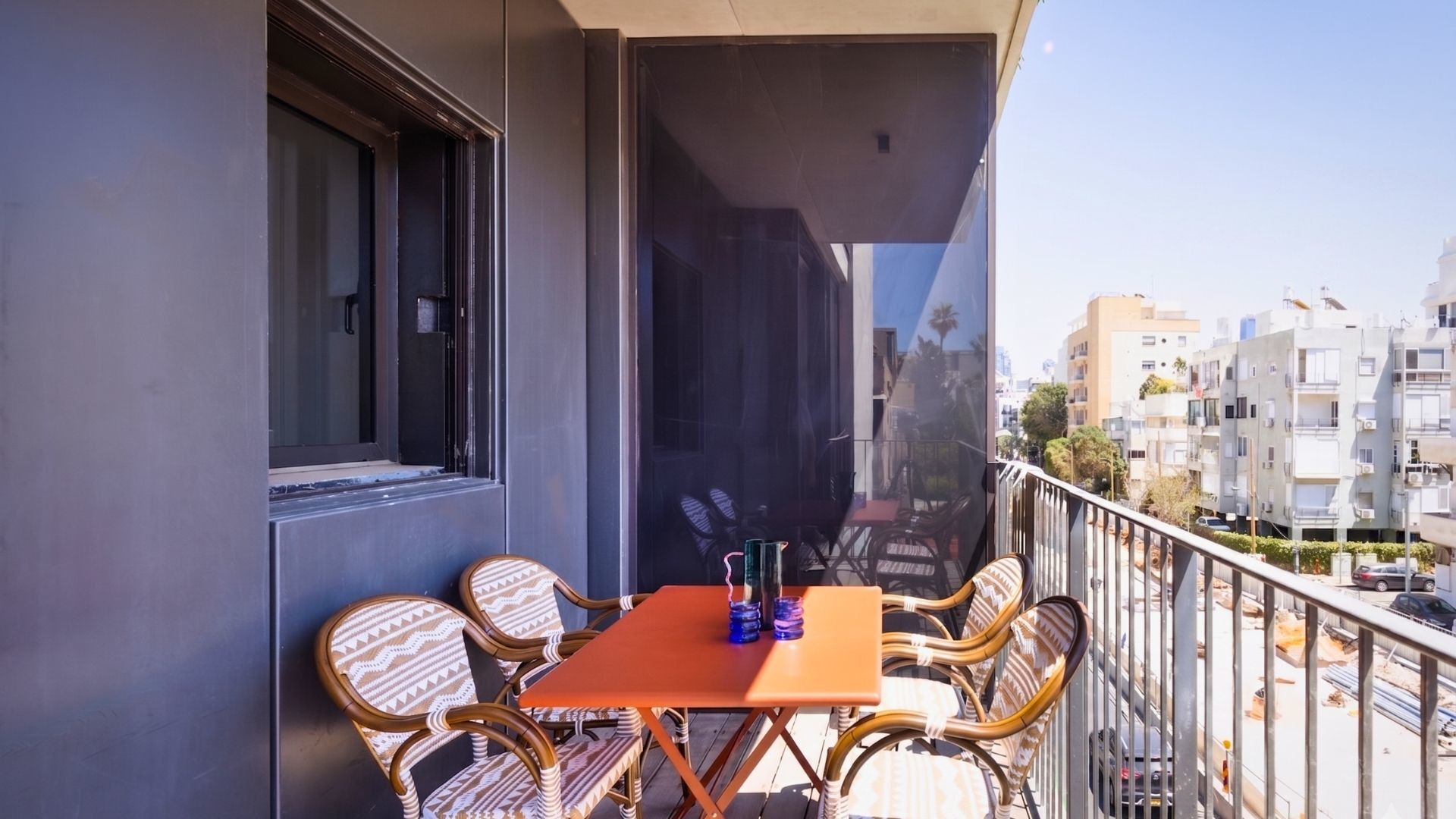 Apartemen, balkon, pemandangan kota | Bagian depan properti