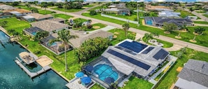 Un barrio residencial con casas, piscina y muelle.