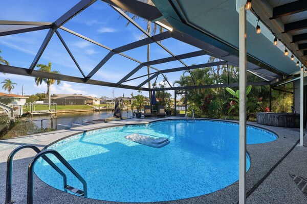 Waterfront Luxury Micro Resort Heated Salt Pool 4 Bedroom Home - Fort Myers, FL