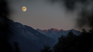 A mountain landscape with a visible moon. - Hotel les 5 saisons (Freissinières)
