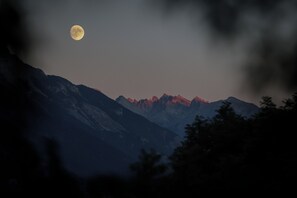 A mountain landscape with a visible moon. - Hotel les 5 saisons (Freissinières)