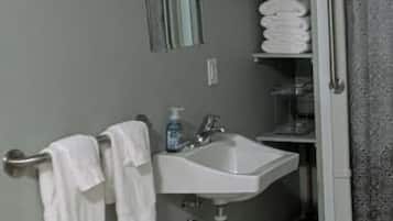 Douche, sĂšche-cheveux, serviettes fournies, savon