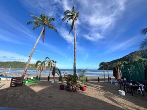 Deluxe-Ferienhaus, Terrasse, Strandblick | Strand | Am Strand, Liegestühle, Sonnenschirme, Strandtücher
