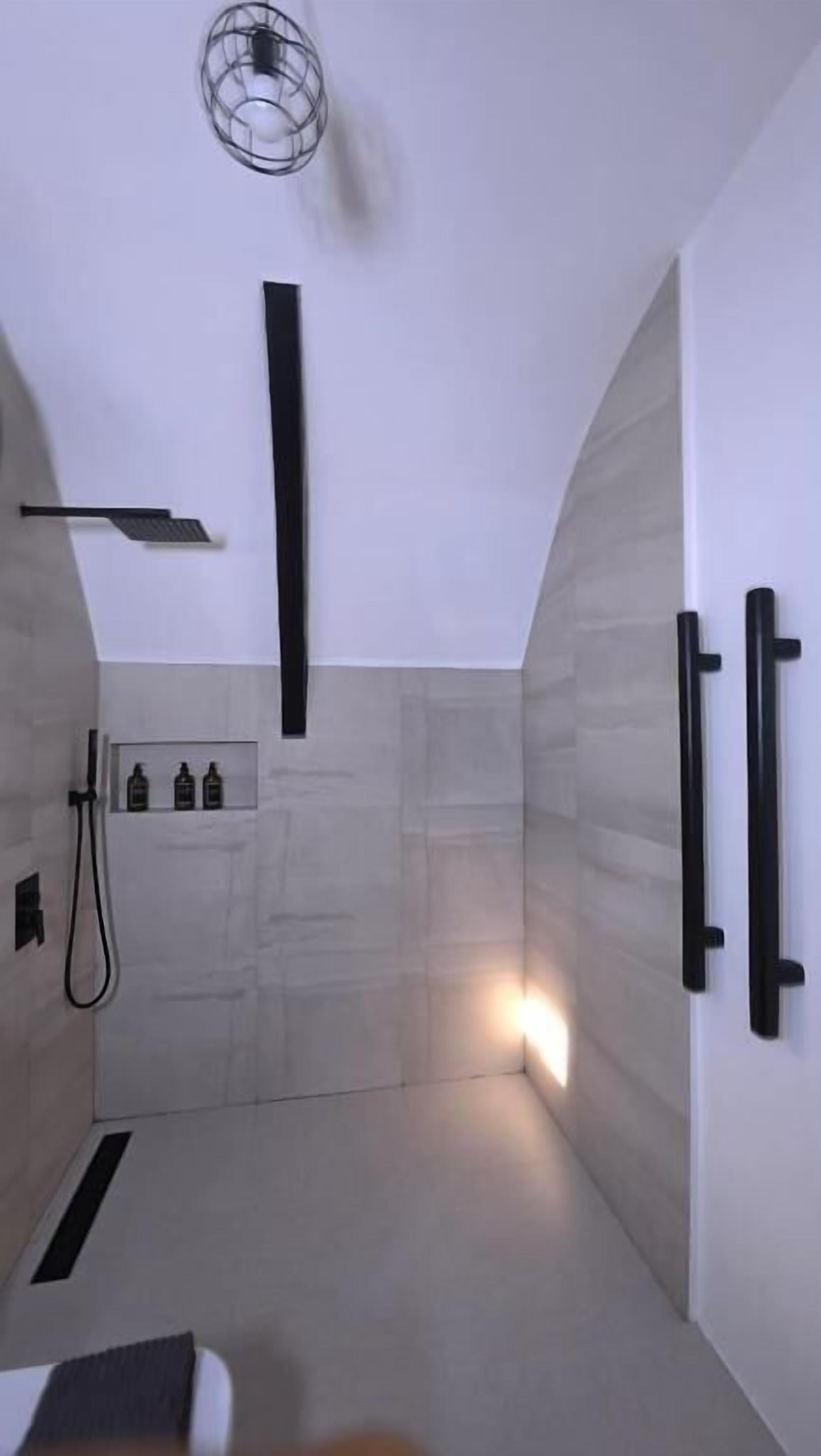 Dusche, kostenlose Toilettenartikel, Haartrockner, Handtücher
