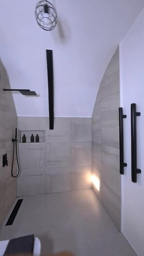 Dusche, kostenlose Toilettenartikel, Haartrockner, Handtücher