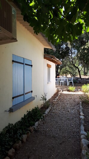 Outdoor dining - Vrbo Property (Pignan)