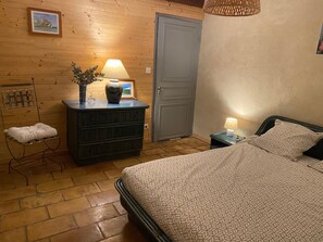 Iron/ironing board, Internet, bed sheets - Vrbo Property (Pignan)