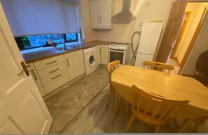 House, Smoking - Charming Countryside Retreat Near Kilkenny Parking EV Charging (Moffat)