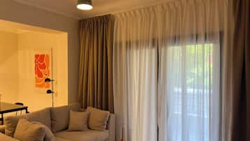 Deluxe appartement, 1 slaapkamer, balkon, uitzicht op de stad | Een minibar, gratis wifi, beddengoed