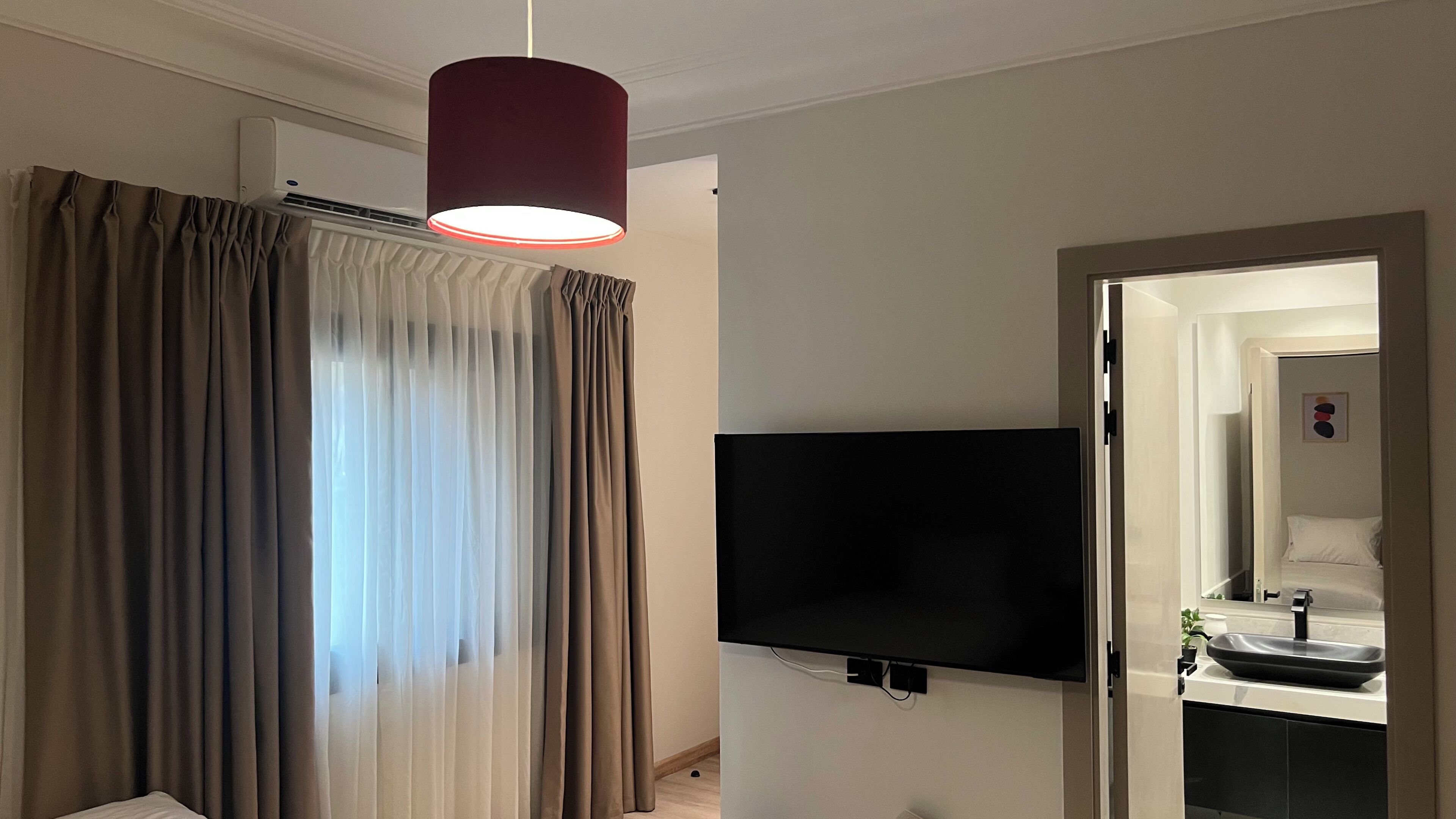 Minibar, wifi gratis y ropa de cama 