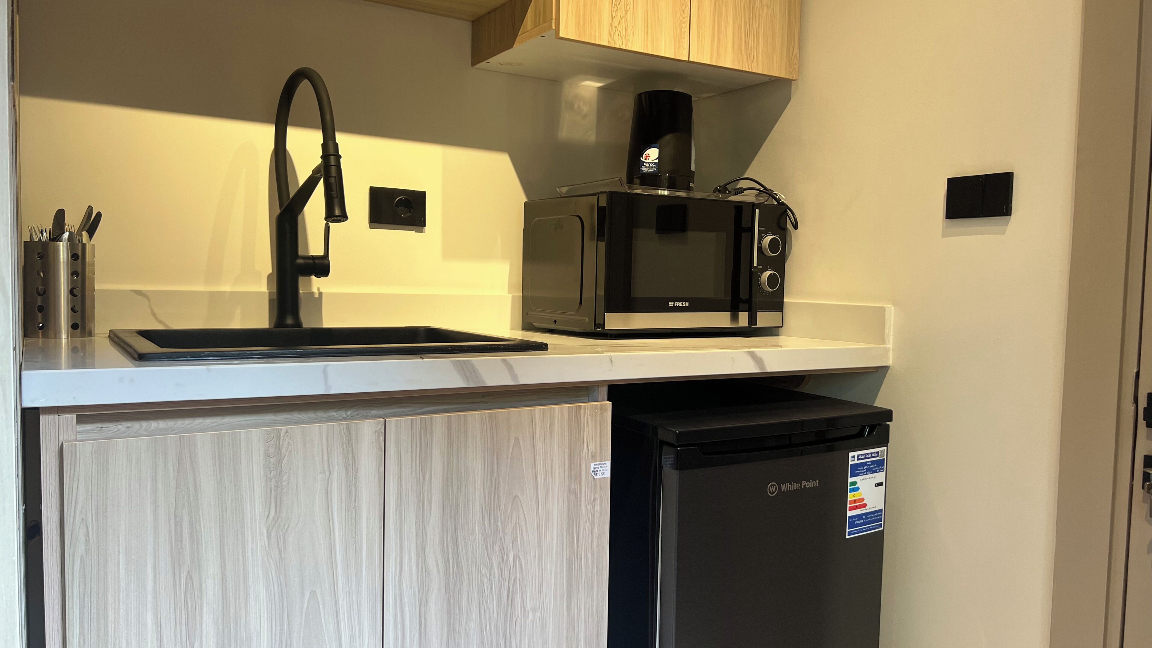 Economy Studio, 1 King Bed | Private kitchen
