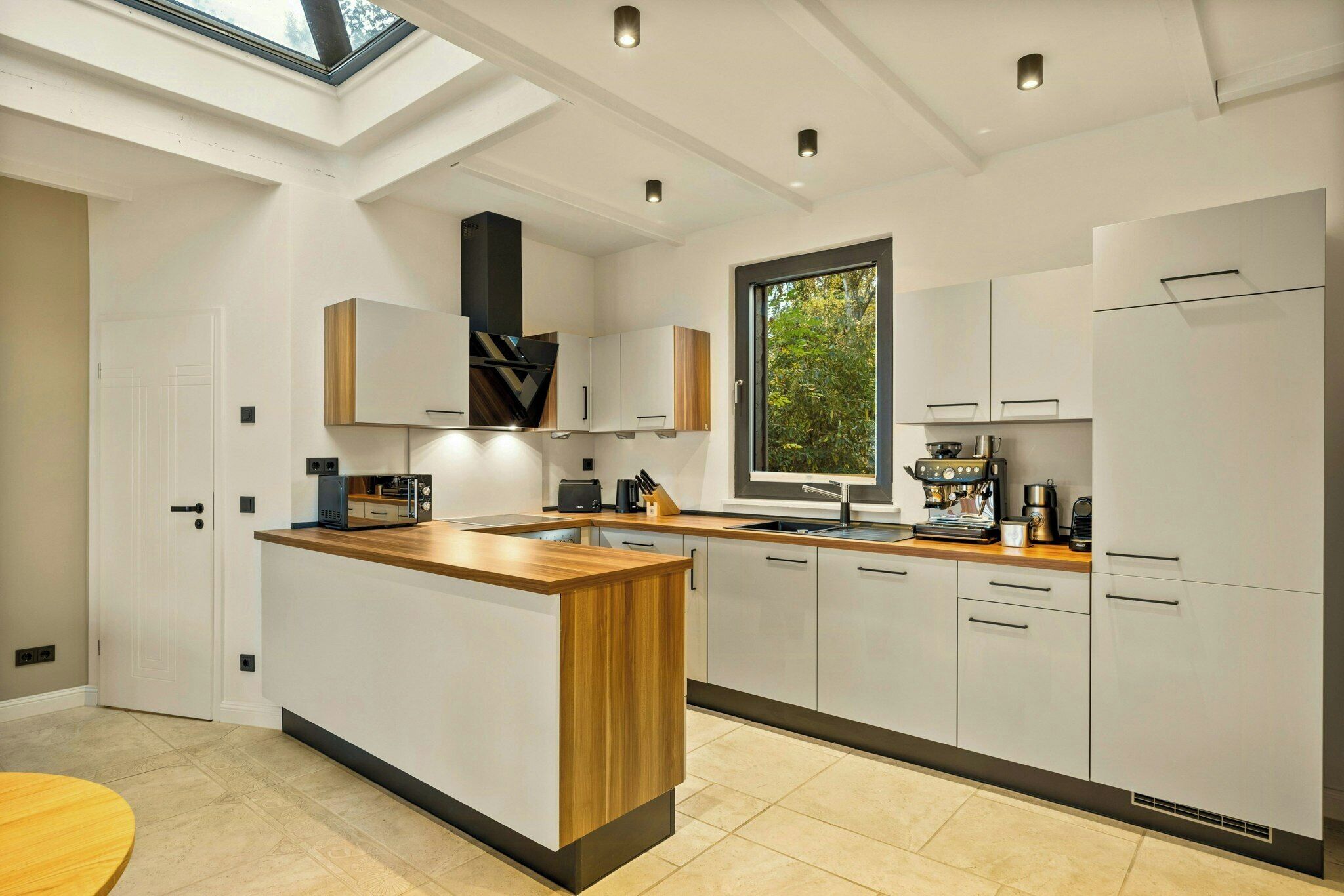 Microwave, oven, dishwasher, coffee/tea maker