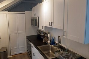 Een koelkast, een magnetron, een oven, een kookplaat
