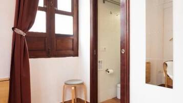 Comfort tweepersoonskamer | Badkamer | Handdoeken, zeep, shampoo, toiletpapier