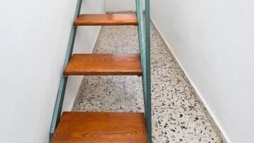 Eenvoudige tweepersoonskamer | Interieur