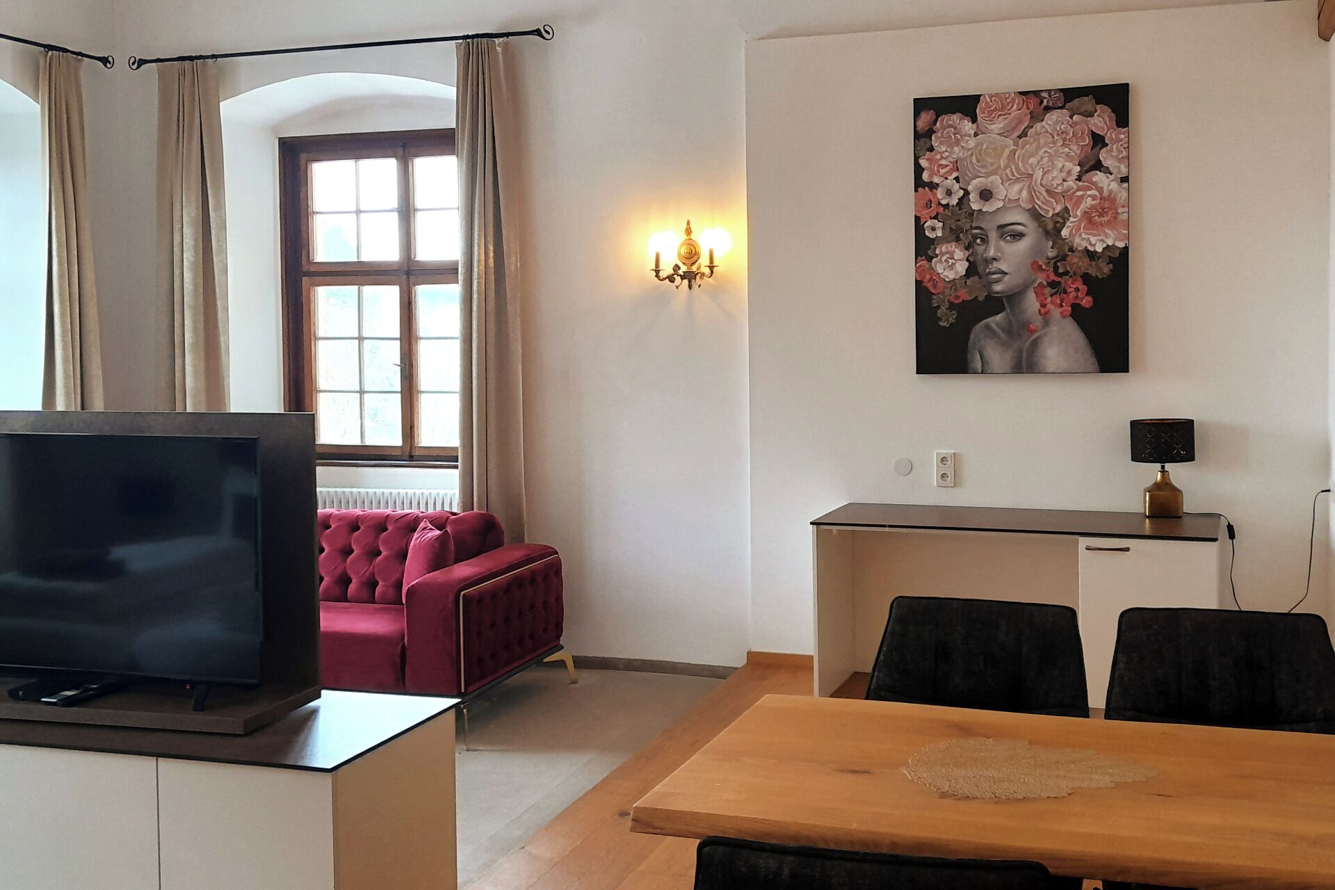 Dahlia | Interior
