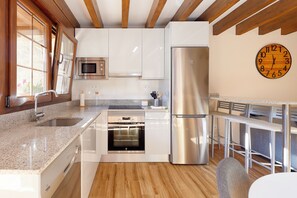 Fridge, microwave, oven, stovetop - Casa Celis 2, for 4 people in Espinareu (La Villa)