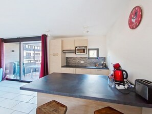 Wasserkocher mit Kaffee-/Teezubehör, Kühlschrank, Mikrowelle, Ofen