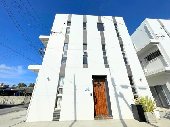 Exterior - Family or Group - White private villa 1 minute to the ocean - White Cube Yagaji Okinawa (名護市)