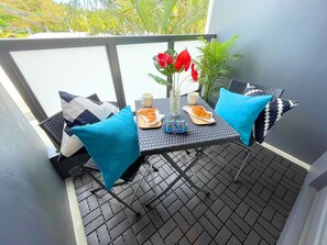 Outdoor dining - Family or Group - White private villa 1 minute to the ocean - White Cube Yagaji Okinawa (名護市)