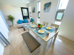 Dining - Family or Group - White private villa 1 minute to the ocean - White Cube Yagaji Okinawa (名護市)