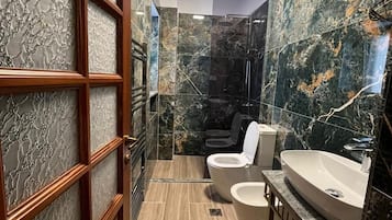 Bruser, gratis toiletartikler, hårtørrer, hjemmesko