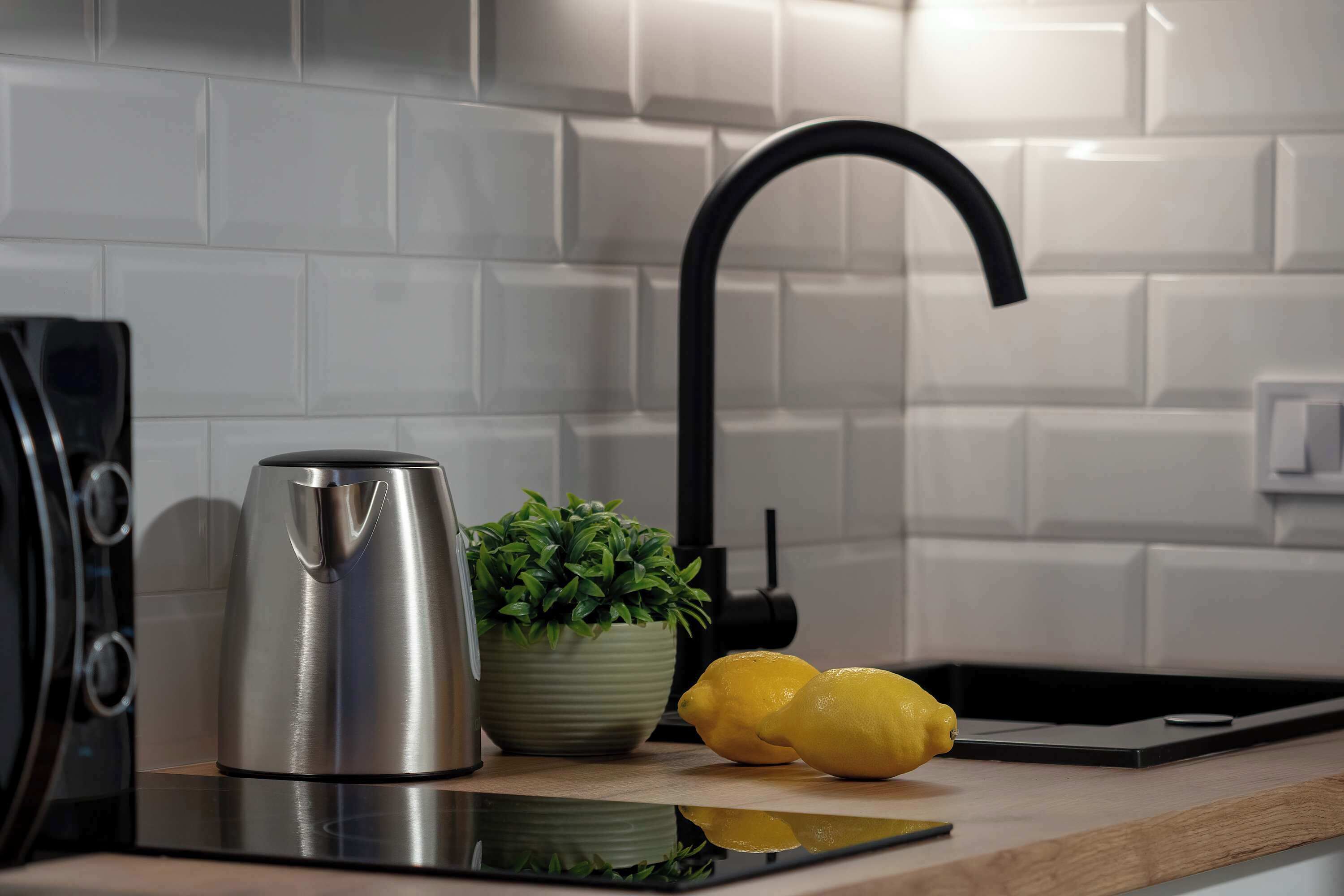 Een koelkast, een magnetron, een kookplaat, een waterkoker