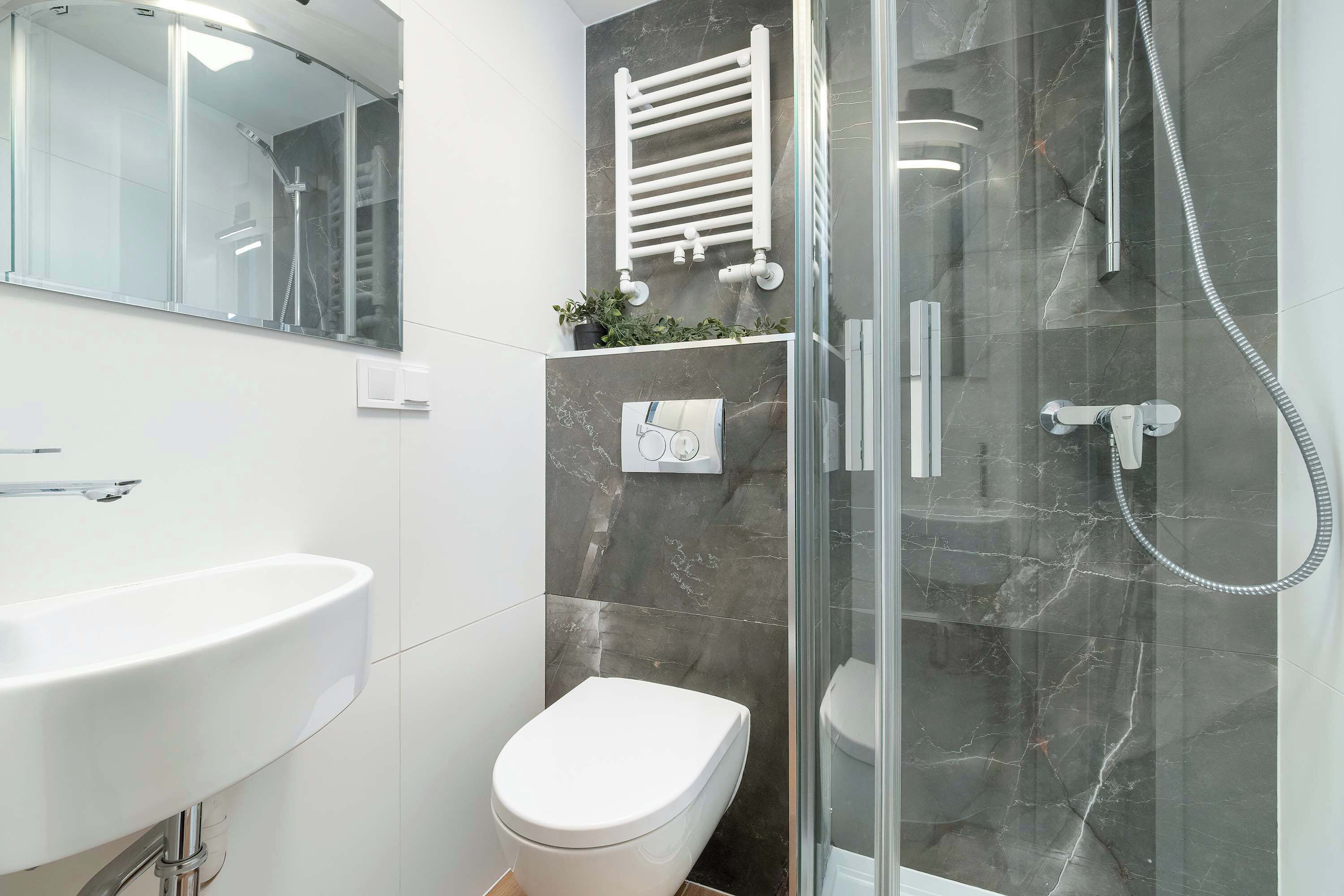 Een douche, een haardroger, handdoeken, shampoo