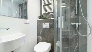 Een douche, een haardroger, handdoeken, shampoo